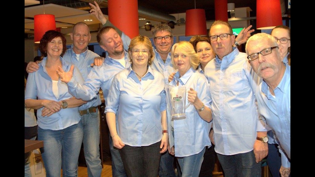 vv Noordwijk kantinevrijwilligers in het nieuw gestoken door <a href="/HorescaHORECAVO/">HorescaHORECAVO</a> ! Dave Vegt cs reuze bedankt!