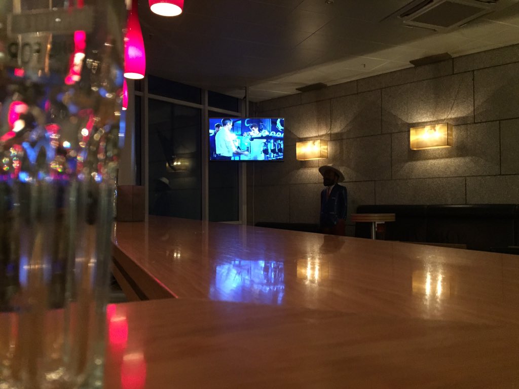 Success_ScS's tweet image. Schön an der Bar entspannen. Gestreamt wird erst wieder morgen Abend! #Business #Geschäftsreise #potsdam