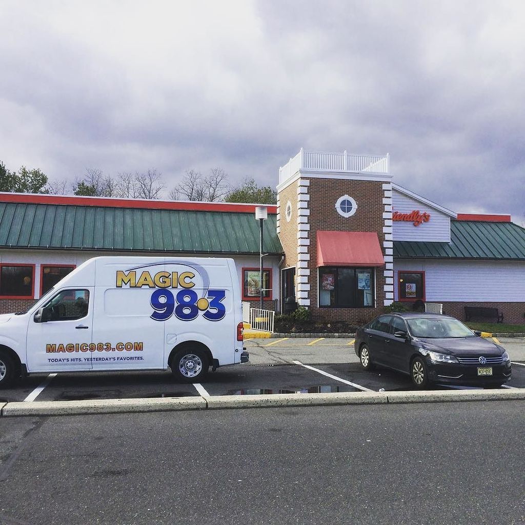 Magic983's tweet photo. Magics getting friendly with some listeners at Friendly's in Old Bridge! #magicstreetteam #magic983 #magicroundtown https://t.co/EUXmiR6pkb