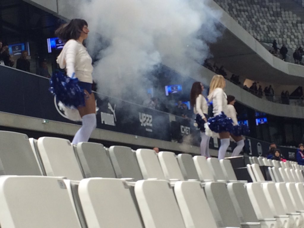 girondins's tweet photo. Ça pompom fort au @MatmutAtl !! @FCGBentreprises https://t.co/baess4IcUA