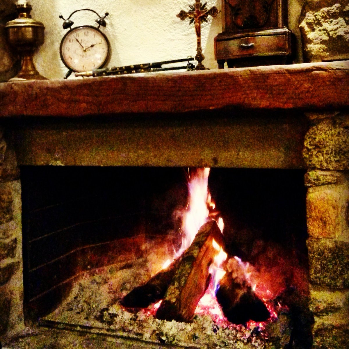 rawmantikos's tweet photo. #woods #fireplace #cold #letsgetlaid https://t.co/zcOAvccE8c