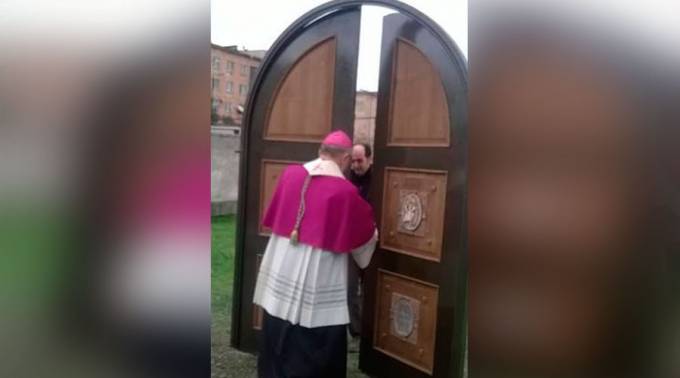 KustraD's tweet photo. Una Puerta Santa… sin iglesia: Así se vive el Año de la Misericordia en Georgia https://t.co/8pWpoiYq5b https://t.co/ShM9gpb2US