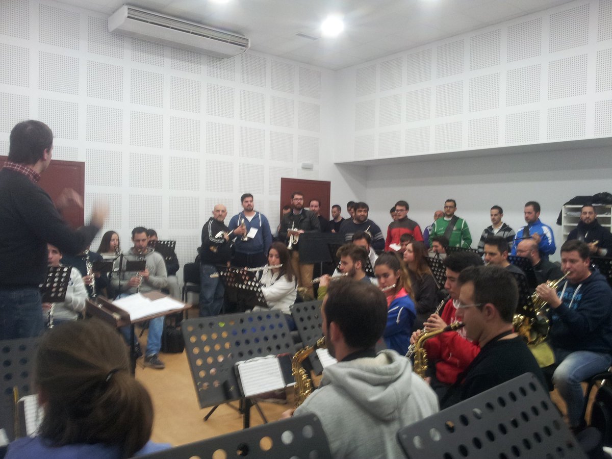 BandalasNieves's tweet photo. Ya no falta el sentimiento cofrade en nuestros ensayos... Se acerca la Cuaresma, huele a incienso nuestro local... https://t.co/sBMTcw4fVp