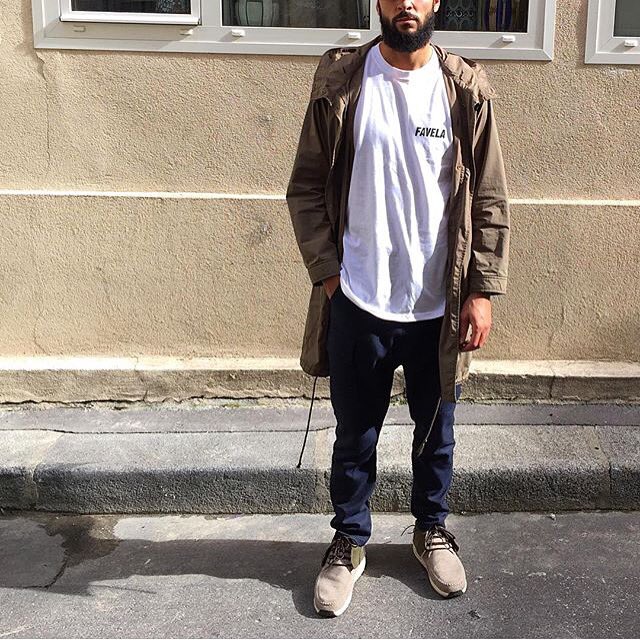 SimpleFits's tweet photo. #SimpleFits 📷 @Zak_Byz
Parka: #UniQlo
Tee: #FavelaMaison
Pants: #Asos
Sneakers: #Visvim https://t.co/fnnaj50Wir