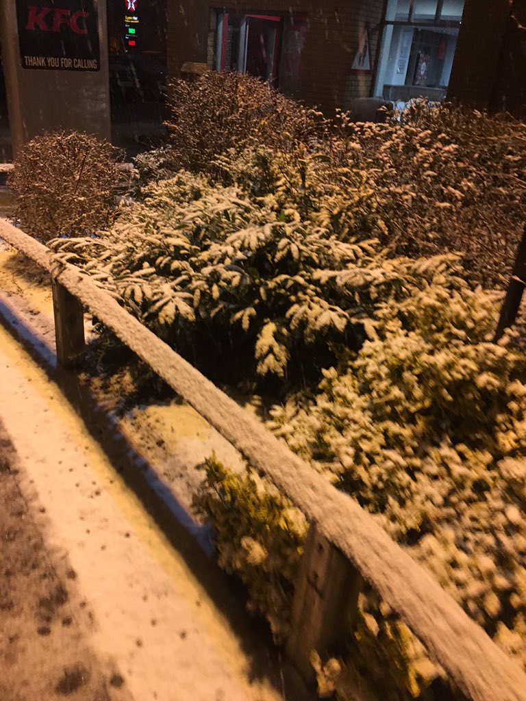 Natalie_Sharpp's tweet photo. It's #snowing !! Is it snowing where you are? #fbloggers #bbloggers #lbloggers #uk #england #weathear #snow ☃❄️ https://t.co/cWmdombVkr