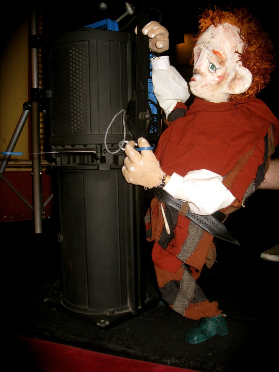 Muntant il.luminació. He!He! El geperut de Notre Dame.