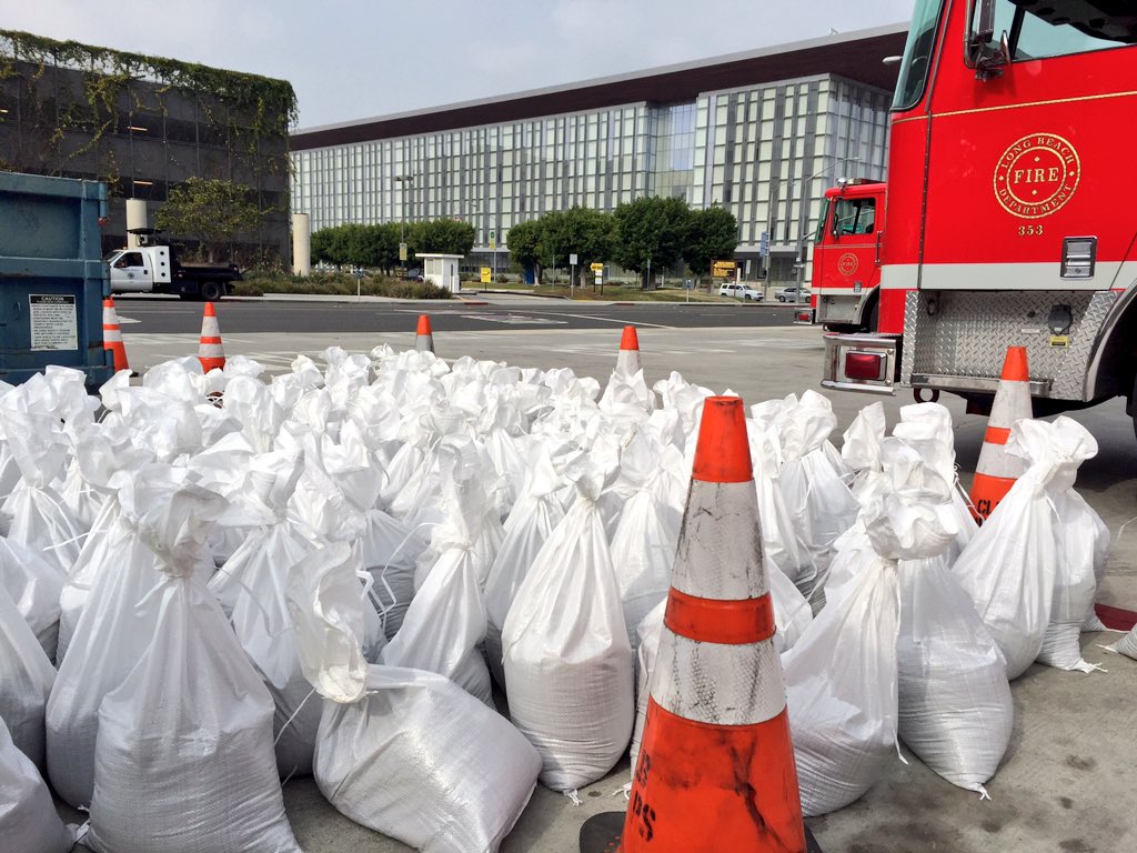 LBFD's tweet photo. #SandbagSaturdays is well underway! You still have 2 hours to come get yours. #GetReadyNow #ElNinoPrep https://t.co/UTovb02TXt