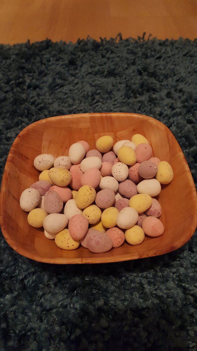Lucy_Elvia's tweet photo. Only 3 bags! What's happened to mini eggs??!! #tinyportion https://t.co/wFwG0NZZl7