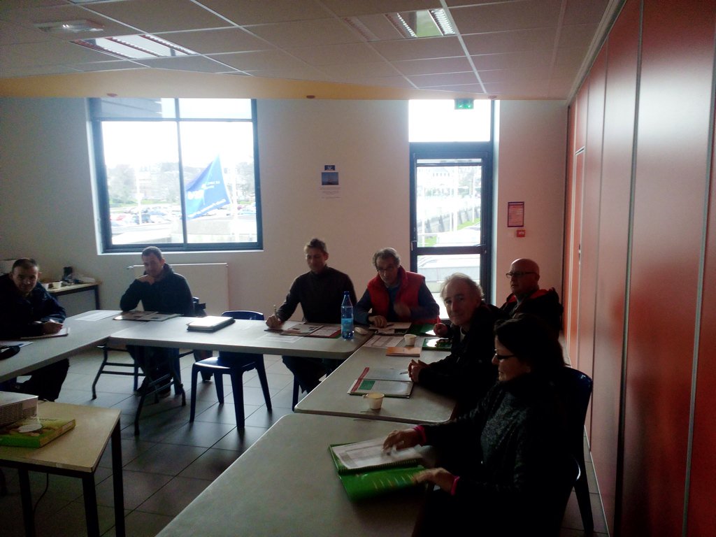 Aviron_Carteret's tweet photo. 5 licenciés du #CAMBC en formation d'initiateur fédéral au #Cherbourg Club Aviron de Mer ce week-end https://t.co/J7J1W89Uzy