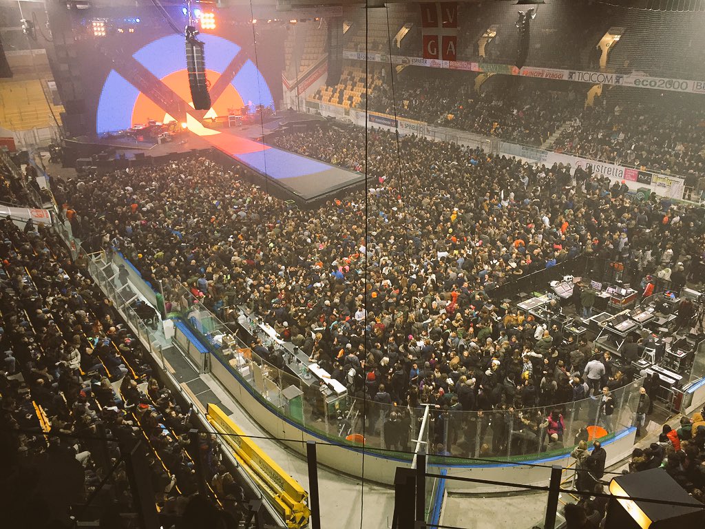 maxibmaxib's tweet photo. #Jovanotti #Lugano #lorenzopalasport Giusto giusto due gatti. #VaiBro #MancaPoco https://t.co/OLqyoBn9dt