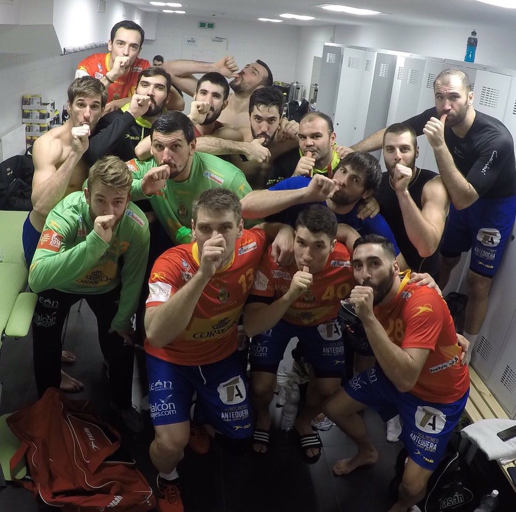 Importantísima victoria con dedicatoria especial! La mejor forma de empezar este <a href="/EHFEURO/">EHF EURO</a>! 👍🏼👶🏽 #jon #selfiehispanos