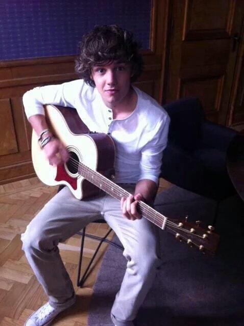 ljpicts's tweet photo. Liam ft. Guitars https://t.co/IEVTfSsb6z