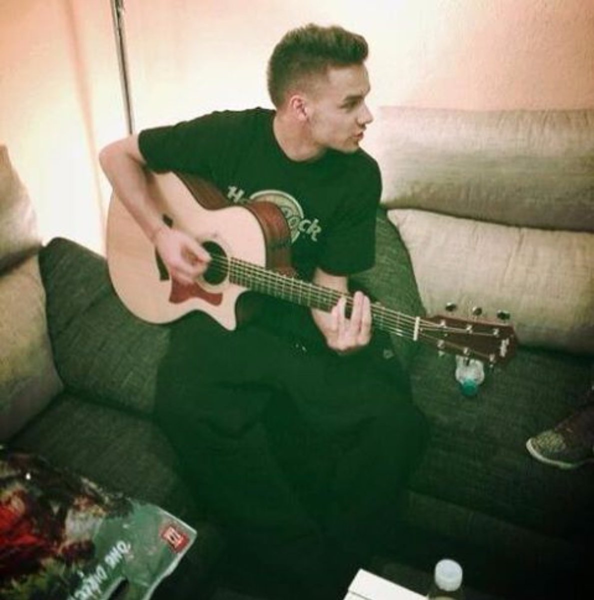 ljpicts's tweet photo. Liam ft. Guitars https://t.co/IEVTfSsb6z