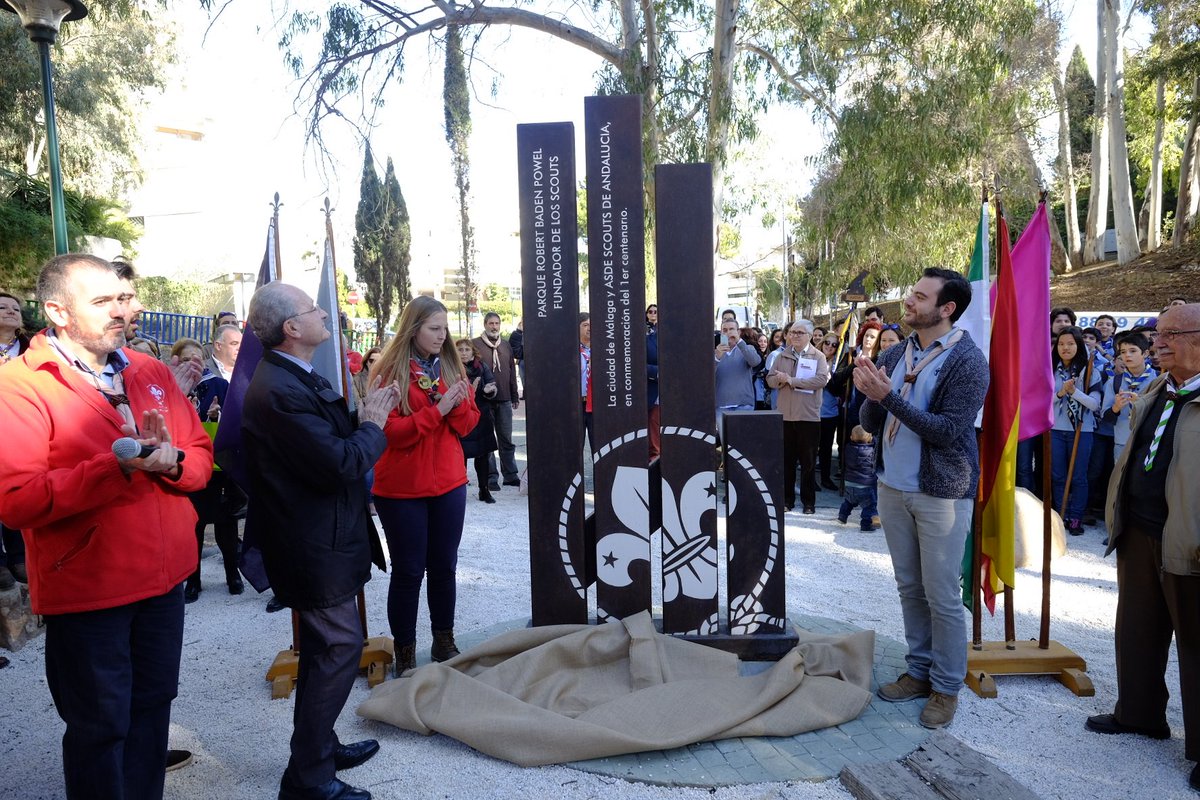 Málaga cuenta desde hoy con un monolito dedicado al fundador del movimiento scout, Baden Powell #scoutsdemálaga