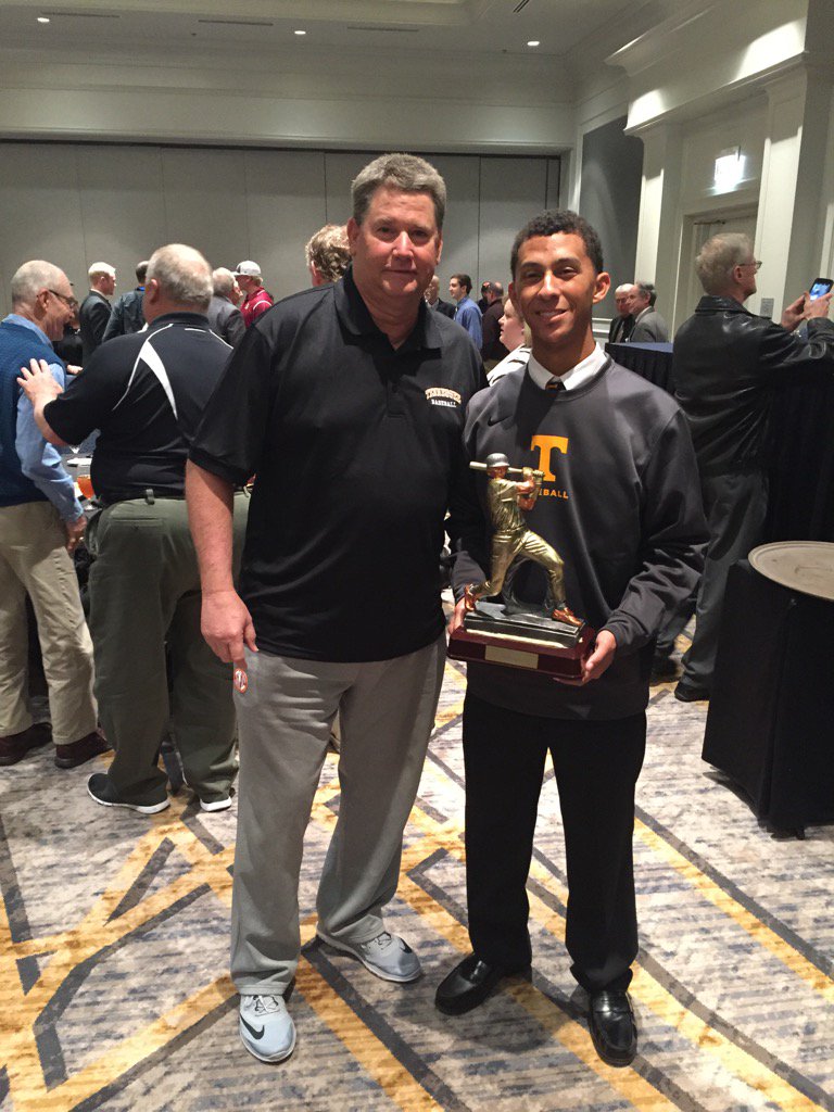 SimcoxSlim's tweet image. Will Neely, Fr RHP at Tennessee, with his trophy for the TBCA 2015 AAA Player of the year. Congrats Will!