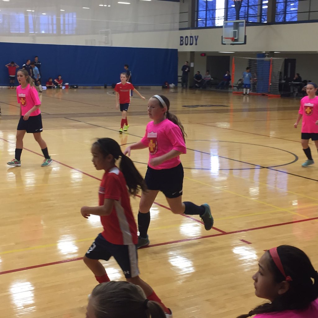 MienDarrenGreen's tweet photo. Sophi getting ready to defend. #itisquietwithoutmomma #secondgameoftheday https://t.co/sgLMcnxwgA