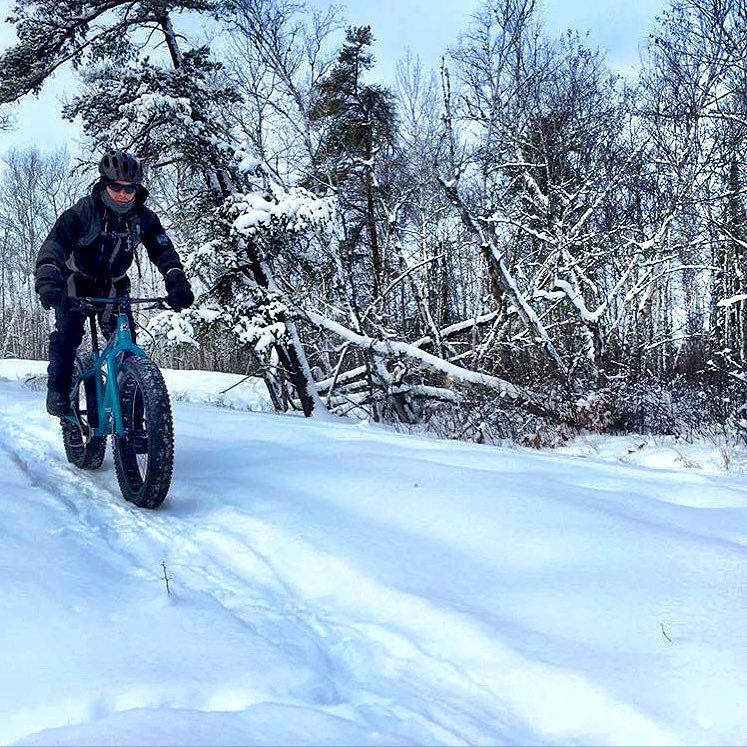 TuttoMTB's tweet photo. trailsmanitoba / The cold is just a bit of a nuisance to @skibike. 😂❄️🚴🏻 #snowysaturday #bundleupandgetoutside #tra… https://t.co/yr5S32HyF7