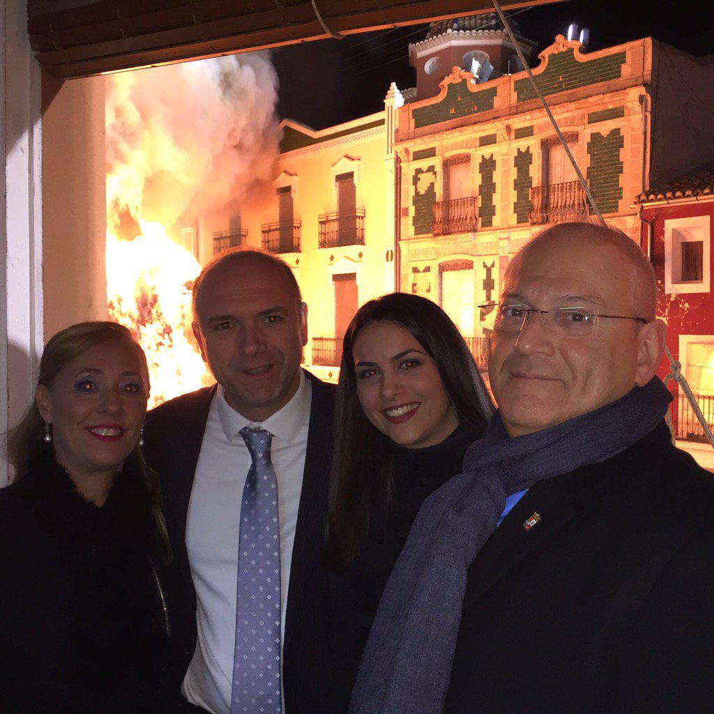 En la Foguera més gran del món . Celebrant  les festes de Canals amb els regidors dell Partit Popular. Gran Tradició