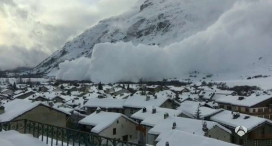 A3Noticias's tweet photo. Una impresionante avalancha sepulta parte de un pueblo de Suiza ▶ https://t.co/foUVu7L6s2 https://t.co/9h1qyBJJ3k