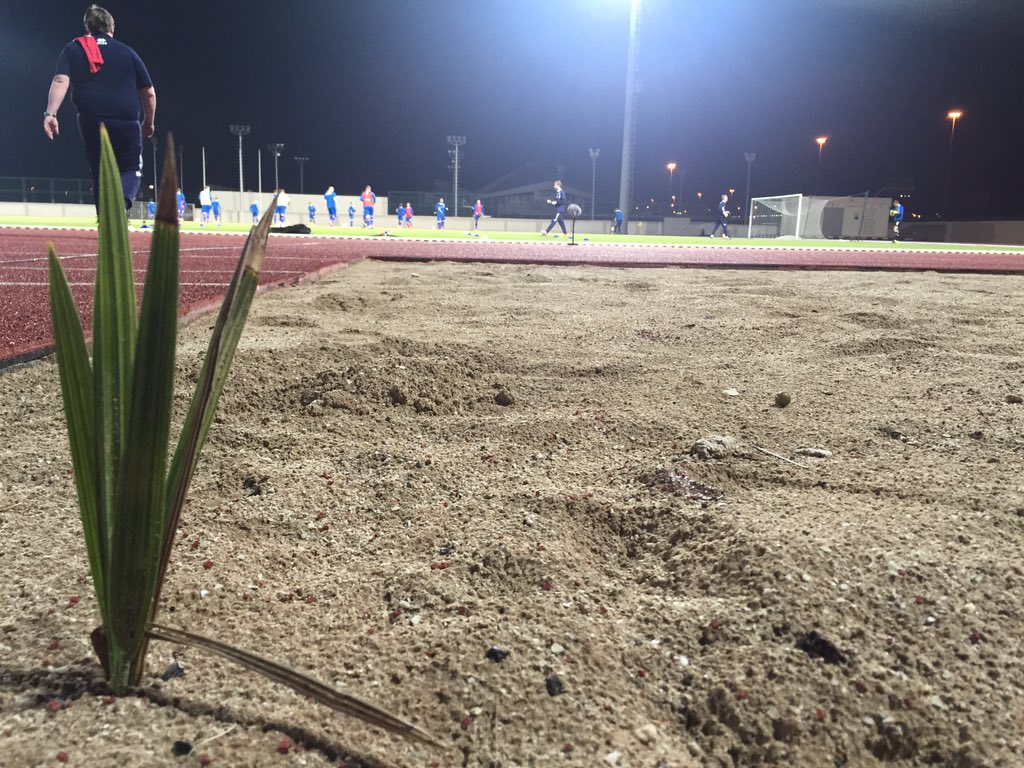 Ljós í skjóli eyðimerkur. Dúllan að störfum í Abu Dhabi fyrir leikinn gegn Finnum