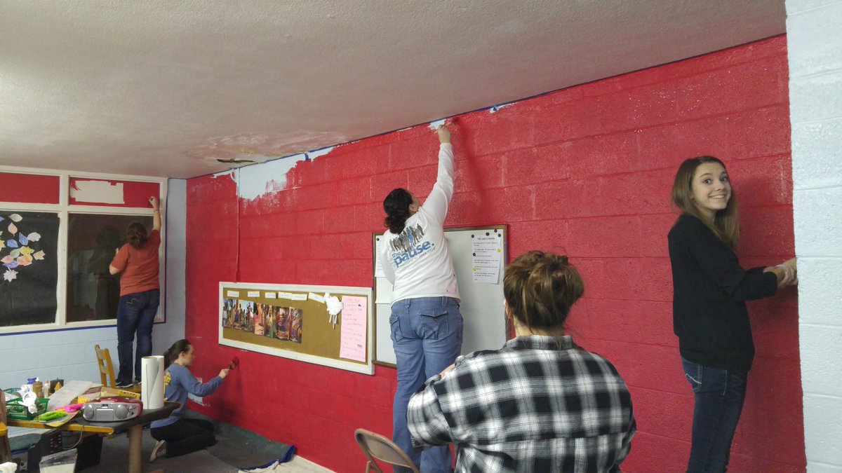 StudentMerge's tweet image. Students from Sharon and Salem painting at Lincoln Park Baptist.