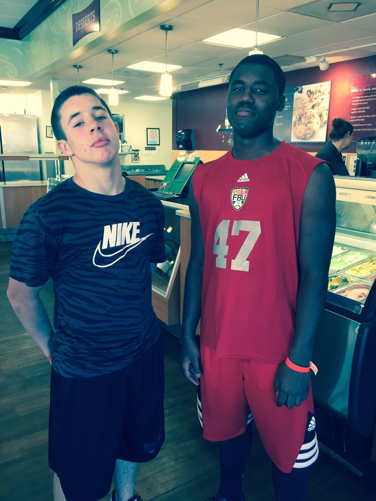 Lincdog4's tweet photo. @25EasyE and I gettin r lunch after a long 🏈🏈prac! #NextGen #ShowdowninOTown #TmOrange https://t.co/FoQVrQgVrs