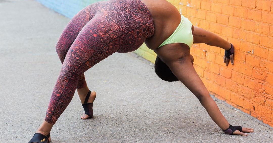 TeenVogue's tweet photo. How one plus-size woman is changing the way we see yoga: https://t.co/jEHT2q8mxi https://t.co/g0ASELfzMy