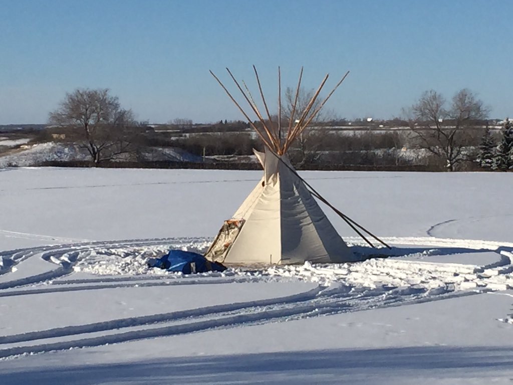 Fire Keepers are set up in North Battleford despite extreme cold warning in effect tonight.  #MMIW #wwos1 #wwosnb