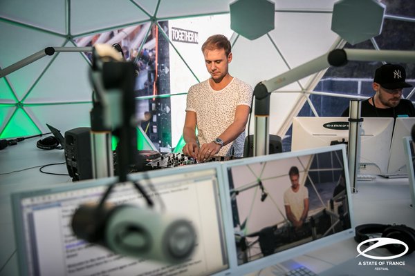 ElectronicaPy_'s tweet photo. Hoy es sábado de #ASOT748 @asot @arminvanbuuren de 22:00hs a 00:00hs por @radiovenus tu radio #TranceFamily #EPY https://t.co/HhJuAbsuBv