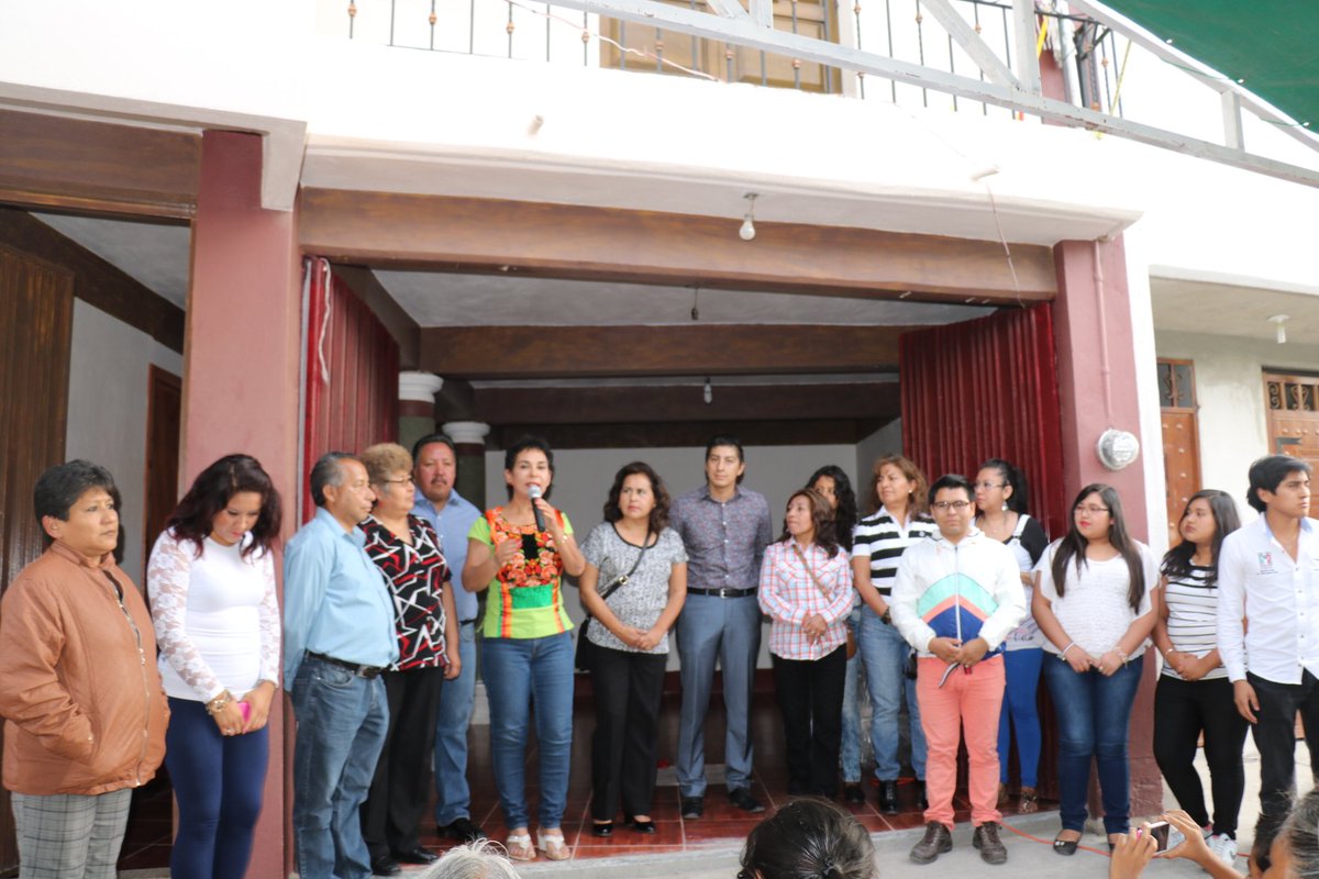 socialinfoo's tweet photo. Invitada x Red de Jóvenes por Mexico la dip. @Marthita_Esca lleva obsequio a adultos mayores Villa de Etla. https://t.co/w466HtTJ1A