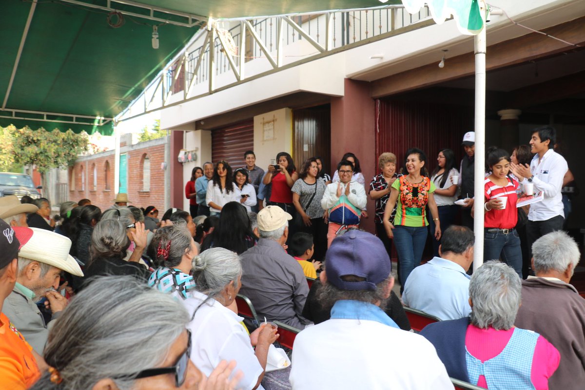 socialinfoo's tweet photo. Invitada x Red de Jóvenes por Mexico la dip. @Marthita_Esca lleva obsequio a adultos mayores Villa de Etla. https://t.co/w466HtTJ1A