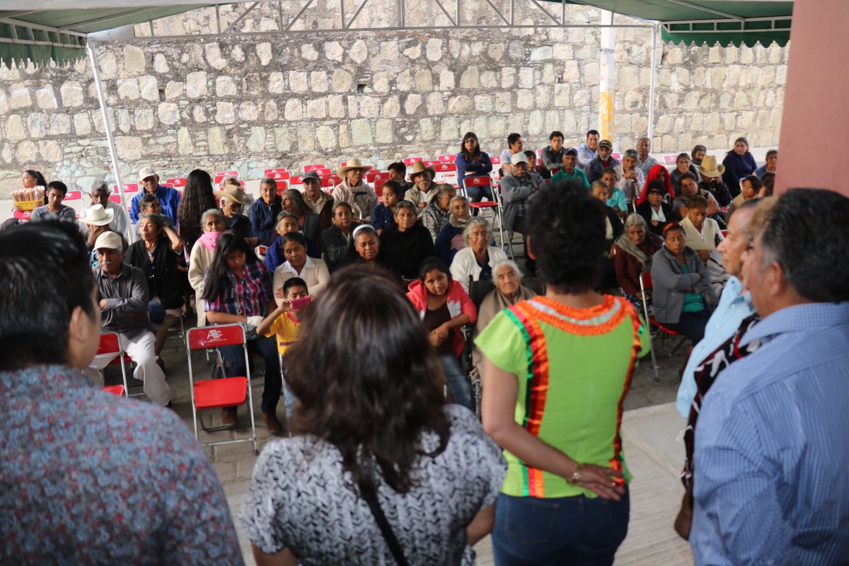socialinfoo's tweet photo. Invitada x Red de Jóvenes por Mexico la dip. @Marthita_Esca lleva obsequio a adultos mayores Villa de Etla. https://t.co/w466HtTJ1A