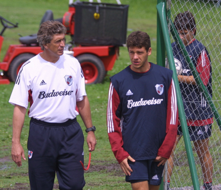 kravenaghi's tweet photo. Un poquito de #RiverRetro
Demichelis y el Profe Pellegrini. https://t.co/H4ohsZviLY