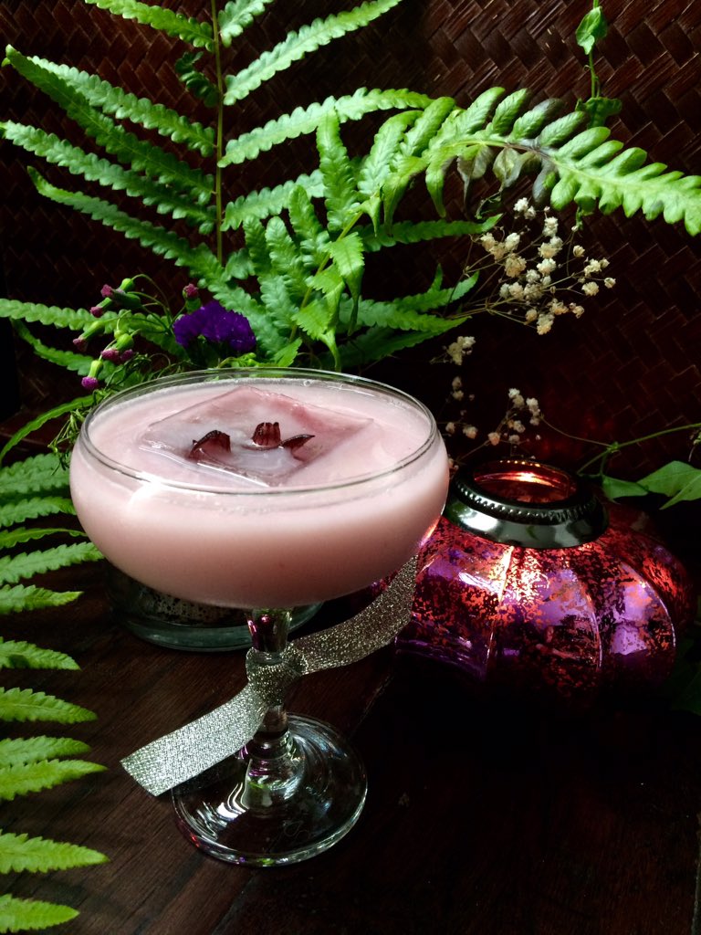 yvonnemdz's tweet photo. Hibiscus S'mores Martini @PinnacleVodka @WildHibiscusCo #vodka #hibiscus #smoressyrup #yogurt #sobelifewater #bar🌺 https://t.co/7iPJ3UYJSO