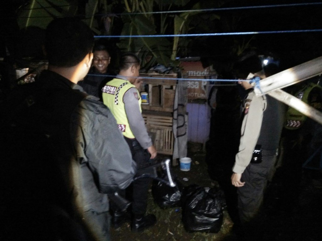 Didatangi Polisi, Bandar Arak Kabur jabarpublisher.com/index.php/2016…