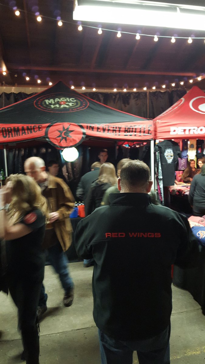 magichatMI's tweet photo. The line isn't that long. Come on down and try some Magic Hat Brew! #RoyalOak #FarmersMarket #magichat https://t.co/KUFFRRNEGn