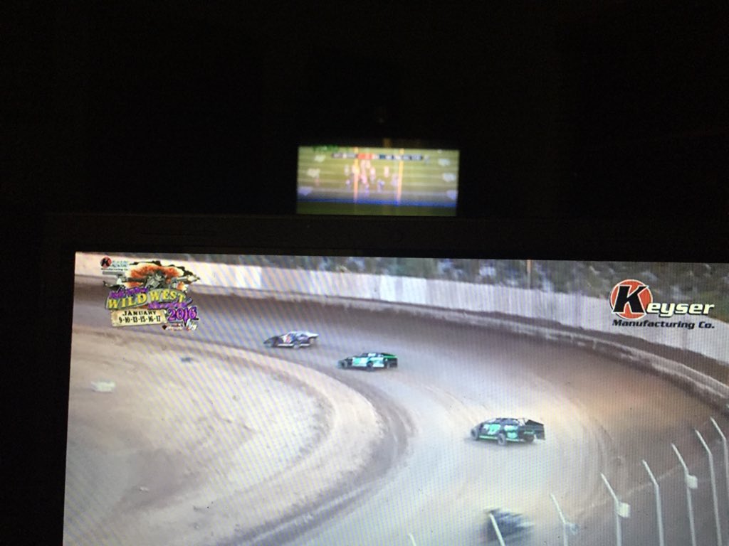 TimBoeder's tweet photo. #WildWestShootout #msrmafia #dustinjarrett #dirtondirt
Racing & football inside, -17 outside... Brrrrrr https://t.co/y0Mv1W16Lh