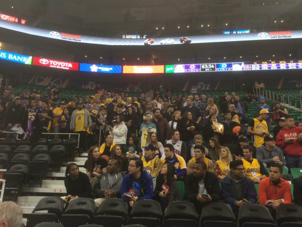 samuelsski27's tweet image. About 400 Laker fans in the arena early to see Kobe - who hasn't appeared for warmups yet #LALvsUTA