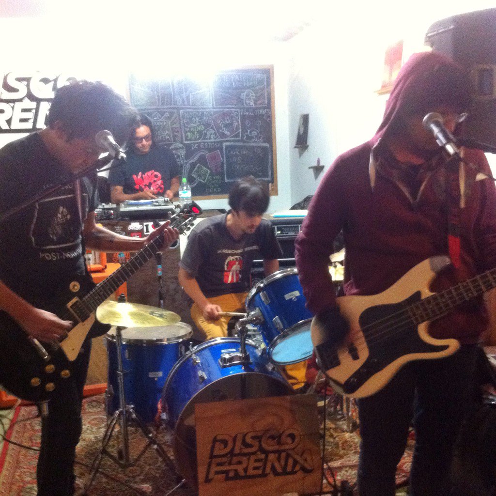 Discofrenia's tweet photo. Ya están tocando los @sexsexsexband  🙌🙌🙌🙌 https://t.co/CjpC1mHEYn