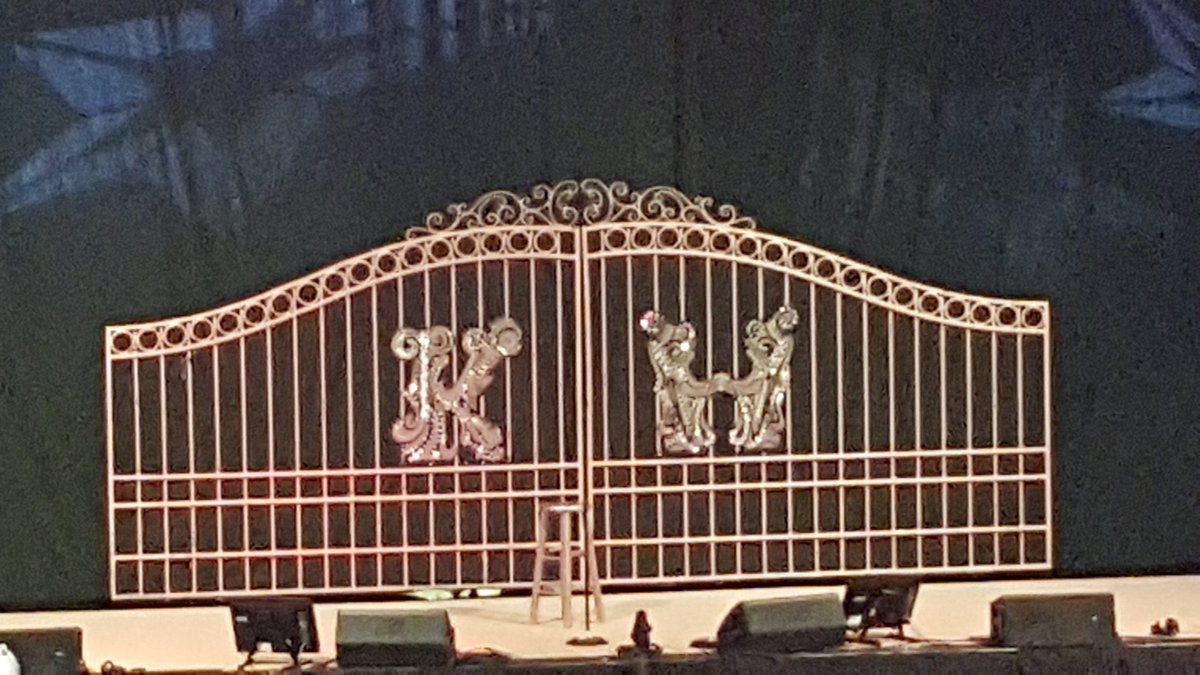 Waiting on Katt Willams.  He's late for the date.....