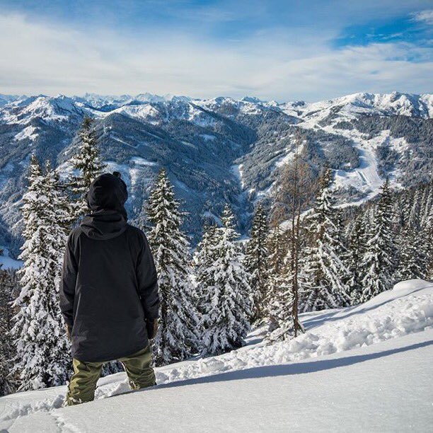 EuroVacation's tweet photo. @grilo overlooking the valley @absolutpark 📷 @emmpire_ @rene_strgar #evcamp #snowporn #freshies #snowboarding #wow https://t.co/UzMnCSOGpP