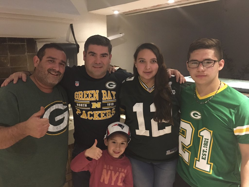 Willycepeda's tweet photo. #SuperFanNFL https://t.co/ImtB9Muv8H