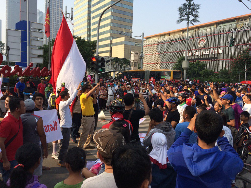 darrencurtis_'s tweet photo. Speaker tells Jakarta crowd we are not afraid, Indonesia is great. We must be strong against IS cowards #9News https://t.co/60tE3mFrSt