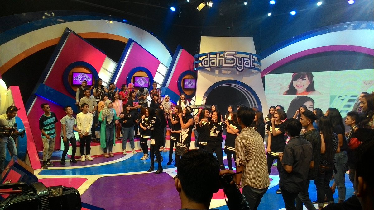 WeCanBeWinners's tweet photo. On stage #CherrybelleAdilaAtDahsyat @dahSyatMusik https://t.co/lTPiYMbsxL