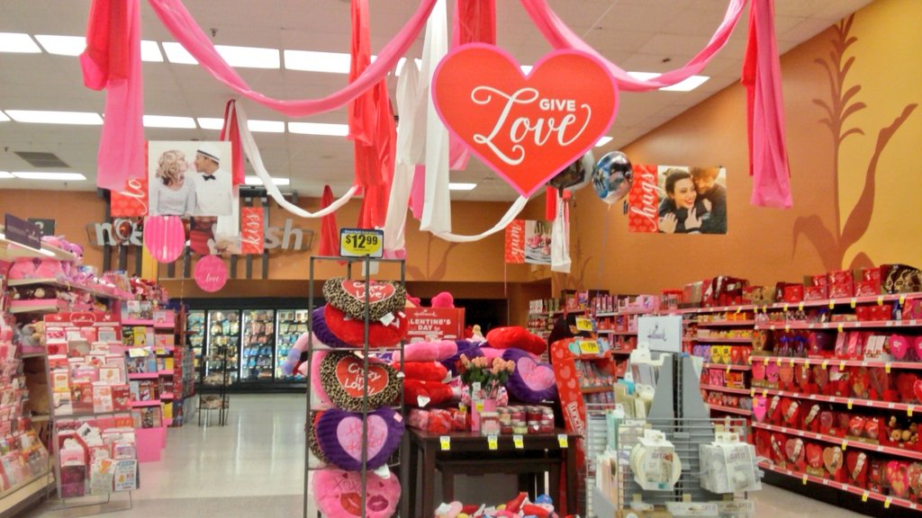 pupusas_'s tweet image. Aaawww look at all the cute stuff I won't be getting for valentine's day. 
#singleasf