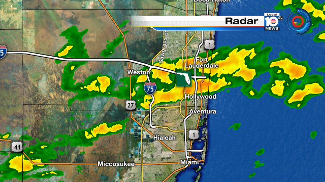 Raining across southern Broward, expect light to heavy precip. This area of rain will continue to move northward. https://t.co/R9rl7pV0rT
