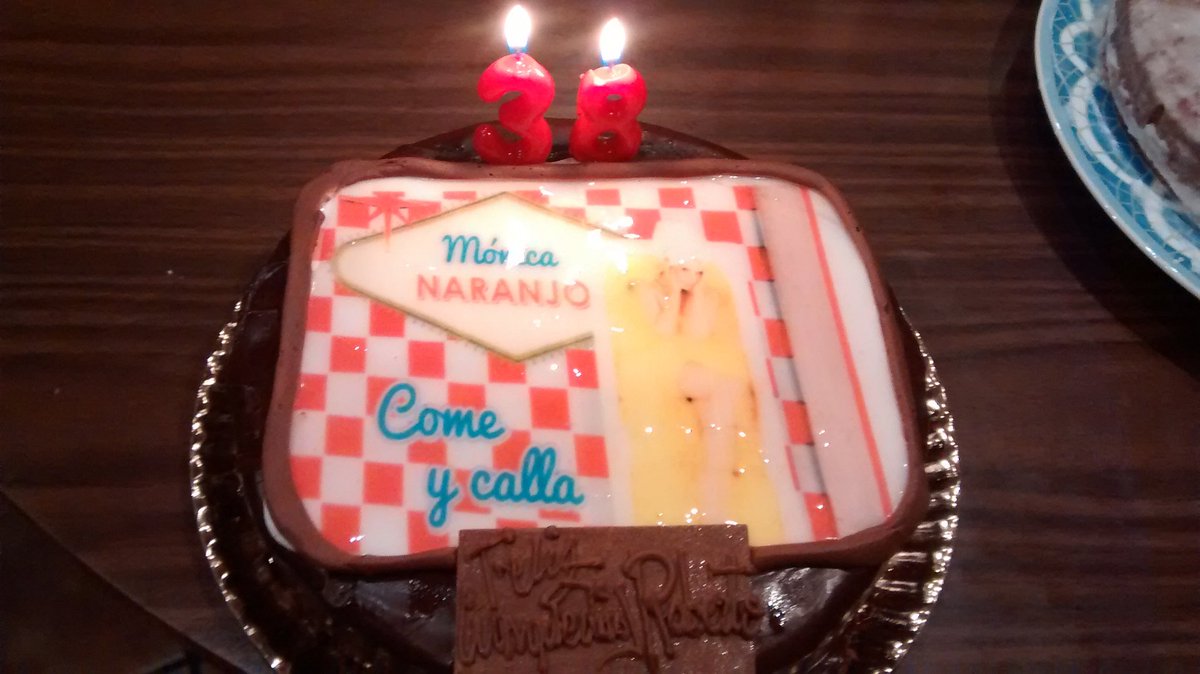 bobvalero's tweet photo. De #fiestasorpresa con mis #amigos @Juanmaelx @carlos_fer_mas y la tarta de @MNComeyCalla @monicanaranjo https://t.co/1RkX8qQdp7