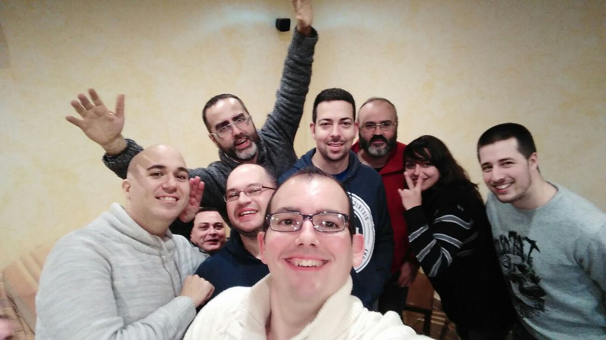 bobvalero's tweet photo. De #fiestasorpresa con mis #amigos @Juanmaelx @carlos_fer_mas y la tarta de @MNComeyCalla @monicanaranjo https://t.co/1RkX8qQdp7