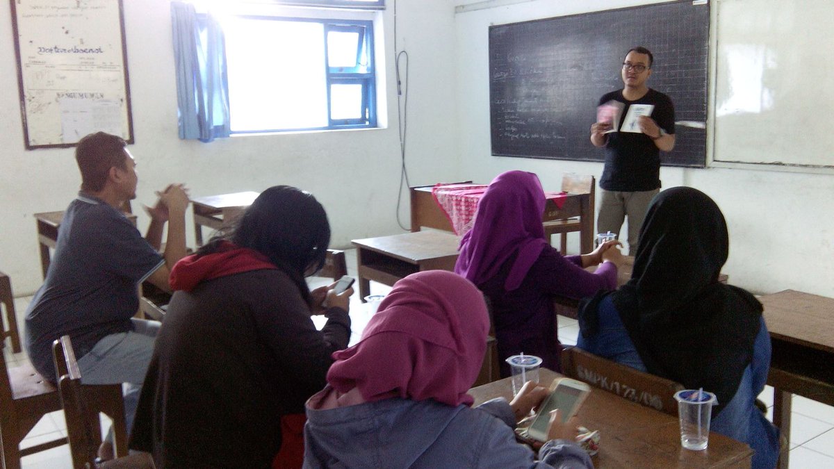 dankuur's tweet photo. @AkberMagelang hari ini. Belajar nerbitin buku bareng mas @ginteguh. 😁😁😁 #AkberMagelang https://t.co/pZUwqxawOf