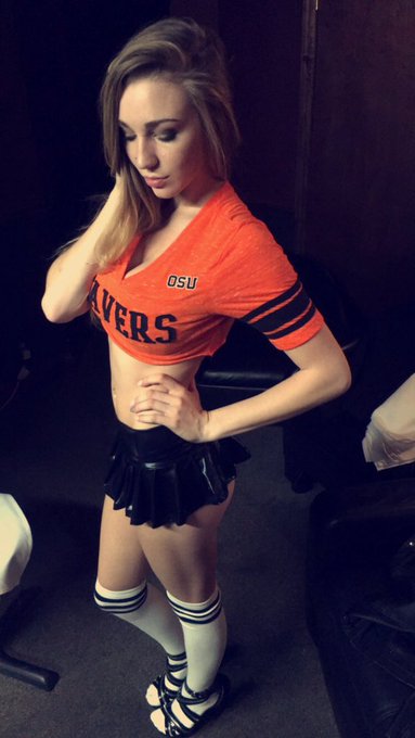 45 mins till show time!!! Go beavs ? #librarygirl #kendrasunderland https://t.co/U4vvvNBwZg